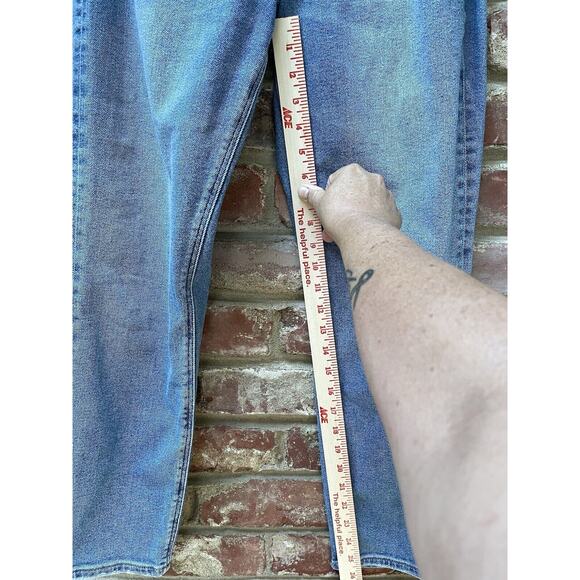 AMERICAN EAGLE AE Light Wash Denim Stretch Curvy Mom Jean Size 4 Short - Picture 3 of 9